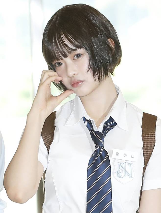 뉴진스 하니가 해외 일정을 위해 김포국제공항에 도착해 일본 도쿄로 출국하기 전 인사를 하고 있다. 사진=뉴스1