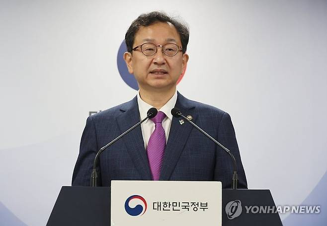 권익위 '김여사 명품백 종결' 소수의견 회의록에 남긴다