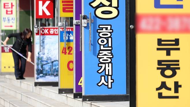 서울 송파구 상가건물에&nbsp;공인중개사 사무소들이 밀집되어 있는 모습.(ⓒ뉴스1, 무단 전재-재배포 금지)