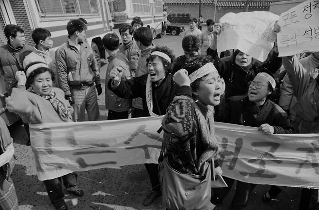 1988년 3월4일 광주·대전 등지에서 올라온 민가협 회원들이 청와대 앞길에서 ‘모든 정치범을 석방하라’는 구호를 외치며 시위를 벌이고 있다. 연합뉴스