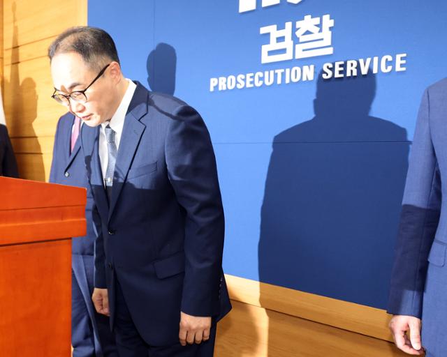 이원석 검찰총장이 2일 서울 서초구 대검찰청 기자실에서 더불어민주당 검사 탄핵안에 대한 입장 발표 후 인사하고 있다. 연합뉴스