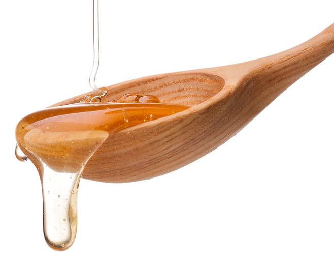 아침에 일어나 꿀을 한 스푼 먹으면, 활력을 찾는 데 도움이 된다./클립아트코리아