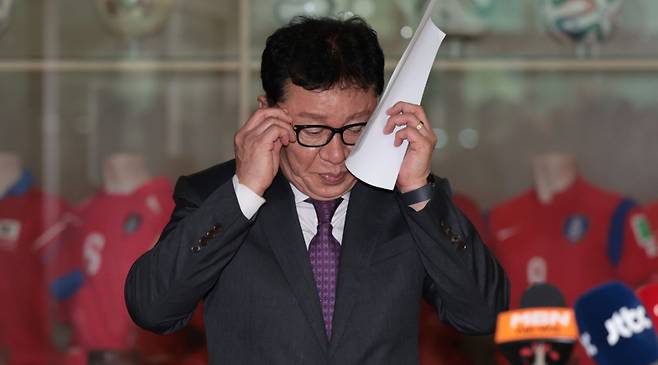 <yonhap photo-2761=""> 제5차 전력강화위원회 결과 브리핑 (서울=연합뉴스) 김인철 기자 = 정해성 축구국가대표 전력강화위원장이 2일 서울 종로구 대한축구협회에서 제5차 전력강화위원회 결과 브리핑에 앞서 안경을 착용하고 있다. 2024.4.2 yatoya@yna.co.kr/2024-04-02 15:43:52/ <저작권자 ⓒ 1980-2024 ㈜연합뉴스. 무단 전재 재배포 금지, AI 학습 및 활용 금지></yonhap>