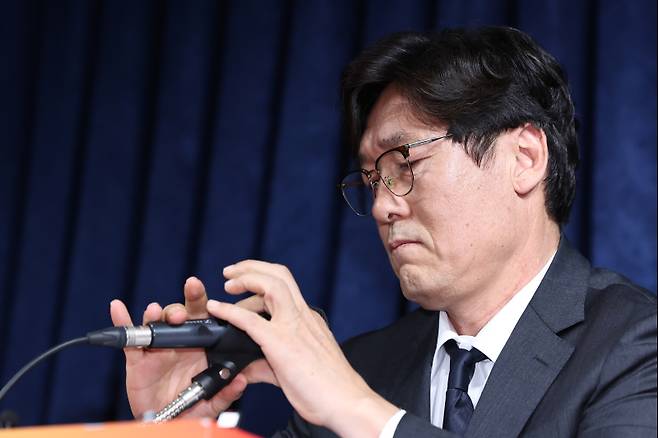 <yonhap photo-2774=""> 대한축구협회, 홍명보 감독 선임 관련 브리핑 (서울=연합뉴스) 신현우 기자 = 이임생 대한축구협회 기술총괄이사가 8일 오전 서울 종로구 축구회관 회의실에서 축구협회가 차기 대표팀 감독으로 홍명보 울산 HD 감독을 내정한 것과 관련해 취재진 질문을 받으며 마이크를 만지고 있다. 2024.7.8 nowwego@yna.co.kr/2024-07-08 10:50:36/ <저작권자 ⓒ 1980-2024 ㈜연합뉴스. 무단 전재 재배포 금지, AI 학습 및 활용 금지></yonhap>