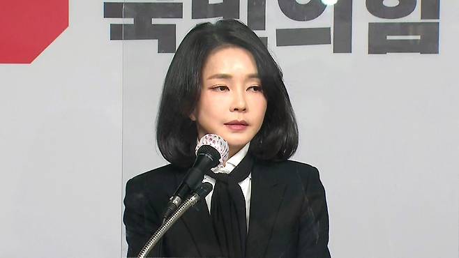 국민의힘 윤석열 대선 후보 부인 김건희 코바나컨텐츠 대표가 자신의 허위 이력 의혹과 관련해 입장문을 발표하고 있다. 2021.12.26
