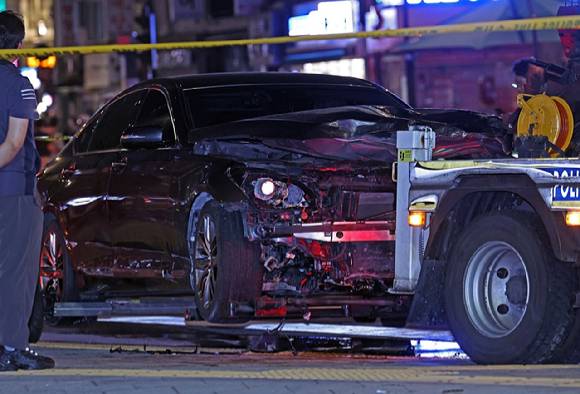지난 1일 서울 시청역 인근 교차로에서 차량이 인도로 돌진해 9명이 숨졌다. 심하게 부서진 사고 차량.  [사진=뉴시스]