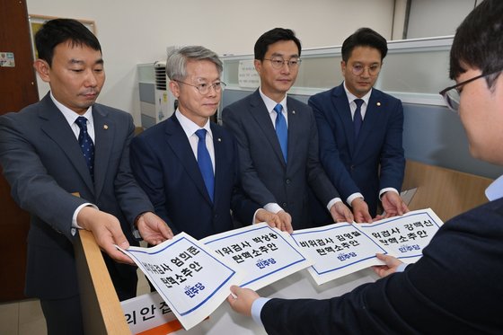 더불어민주당 김용민·민형배·장경태·전용기 의원(왼쪽부터)이 지난 2일 국회 의안과에 ‘비위 의혹’ 검사 4명(박상용·엄희준·강백신·김영철)에 대한 탄핵소추안을 제출하고 있다. [연합뉴스]