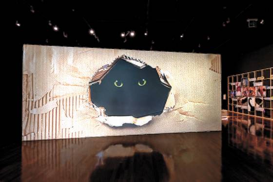 ‘요물, 우리를 홀린 고양이’ 전시장 입구에선 박스에 숨어있던 고양이가 나타나며 관람객을 맞이한다.