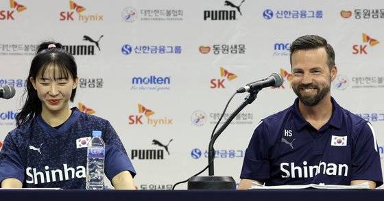 20일 여자 핸드볼 대표팀 미디어데이에 참석한 헨리크 시그넬 감독(오른쪽)과 주장 신은주. 뉴스1