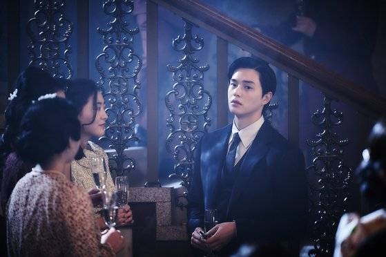 영화 ‘탈주’에서 현상(구교환)은 또 다른 상대역이 있다. 의문의 상류층 남성 선우민(사진)이다. 원래 대본에선 여성이었지만, 배우 송강을 캐스팅하며 현상이 북한에선 처벌 대상인 동성애자일지 모른다는 관객 해석마저 불러일으켰다. “현상의 과거와 욕망을 입체적으로 만드는”(이종필) 선우민을 구교환은 ‘팅커벨’ 같은 역할이라 말했다. “선우민은 리현상을 창피하게 만드는 존재다. 좀 더 넓은 의미에서, 현상이 피아니스트를 꿈꿨던 시절을 마주하게 만드는 존재”라면서도 상상은 관객의 몫으로 남겼다. 사진 플러스엠 엔터테인먼트