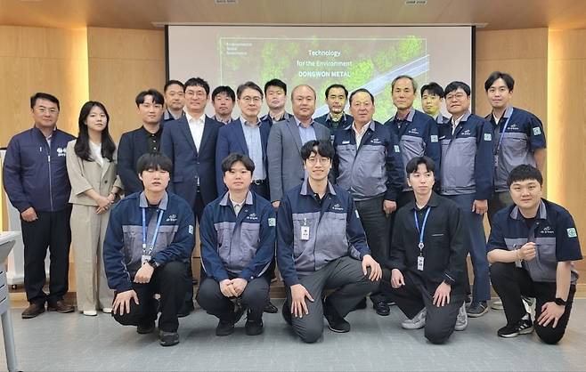 iM뱅크 혁신금융컨설팅센터와 동원금속 직원들이 기념사진을 찍고 있다. iM뱅크 제공.