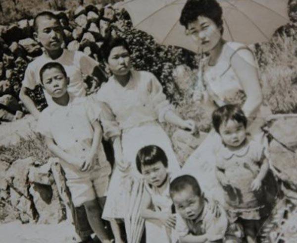 조영수 씨의 어릴 적 가족사진. 맨 앞 쪼그려 앉은 아이가 조 씨다. 임시수도기념관 제공