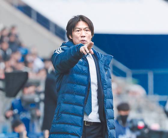 Ulsan manager Hong Myung-bo gives instructions to his players during a game against Jeonbuk Hyundai Motors at Munsu Football Stadium in Ulsan on Feb. 25, 2023. [YONHAP]