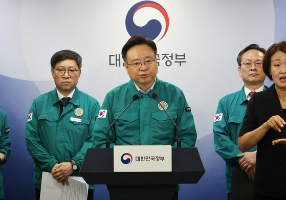 Health Minister Cho Kyoo-hong speaks during a briefing at the Central Disaster and Safety Countermeasure Headquarters at the government complex in central Seoul on Monday. [YONHAP]