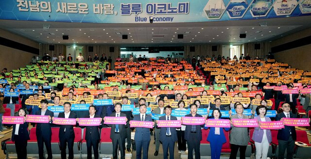 명창환 전남도 행정부지사가 지난 4월 16일 오후 전남도청 김대중강당에서 한국공인중계사협회 전남도 22개 지회 종사자들과 ‘전세사기 예방 및 중개서비스 개선’을 위한 실천 결의 구호를 제창하고 있다. 전남도 제공