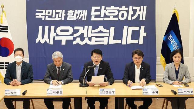 조국혁신당 김준형 당 대표 권한대행이 5일 국회에서 열린 최고위원회의에서 발언을 하고 있다. 연합뉴스