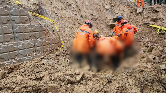 토사에 매몰된 A씨가 심정지 상태로 발견됐다. [사진=충북도 소방본부]