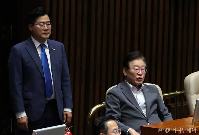 [서울=뉴시스] 조성우 기자 = 박찬대(왼쪽) 더불어민주당 당 대표 직무대행 겸 원내대표와 이재명 전 대표가 4일 오후 서울 여의도 국회에서 열린 제415회 국회(임시회) 제5차 본회의에서 '채해병 특검법' 관련 필리버스터(무제한 토론)를 중단하는 표결 상황을 지켜보고 있다. 2024.07.04. xconfind@newsis.com /사진=조성우