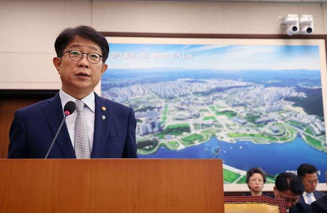 국토부가 전세사기 피해자의 이자 부담을 낮추기 위해 정책대출 요건을 완화한다. 사진은 박상우 국토부 장관이 지난달 서울 여의도 국회에서 열린 제3차 국토교통위원회 전세사기 피해자 지원 대책 관련 청문회에 참석했던 모습. /사진=뉴시스