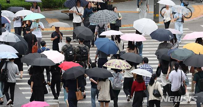 [서울=뉴시스] 추상철 기자 = 장마가 이어진 8일 오전 서울 용산구 용산역 앞에서 우산을 쓴 시민들이 횡단보도를 건너고 있다. 2024.07.08. scchoo@newsis.com