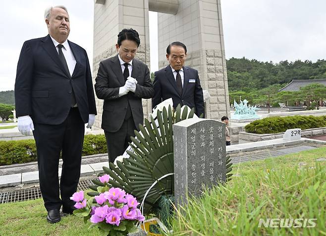 [광주=뉴시스] 박기웅 기자 = 원희룡 국민의힘 당대표 후보와 인요한 최고위원 후보가 8일 오전 광주 북구 운정동 국립5·18민주묘지를 찾아 오월 영령에 참배하고 있다. 2024.07.08. pboxer@newsis.com