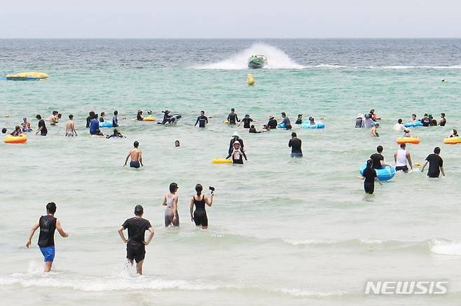 [제주=뉴시스] 양영전 기자 = 제주 북부와 동부지역에 폭염특보가 내려진 6일 오후 제주시 조천읍 함덕해수욕장을 찾은 피서객들이 즐거운 시간을 보내고 있다. 2024.07.06. 0jeoni@newsis.com