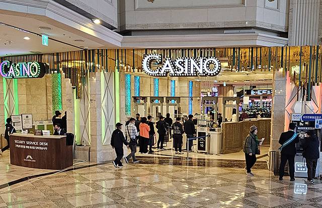 ▲강원랜드 카지노 영업장에 고객들이 입장권과 신분증을 들고 입장하고 있다. ⓒ프레시안