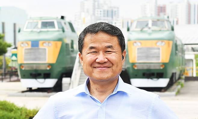 2001년까지 운행된 대통령 전용 디젤전기동차 앞에서 포즈를 취하고 있는 배은선 전 철도박물관장. 코레일 제공