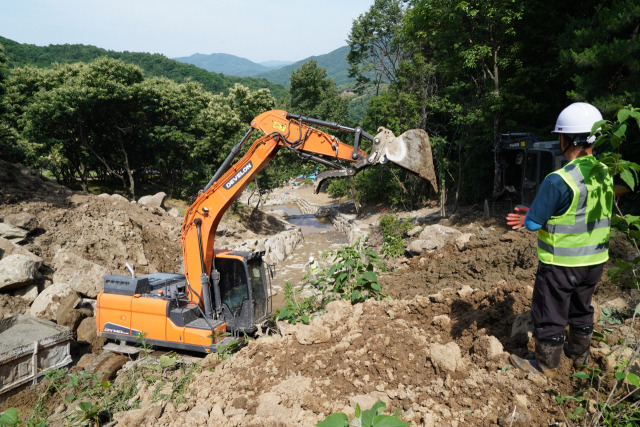 산림청이 지난해 발생한 산사태 발생지역에 대해 복구작업을 펼치고 있다. 사진제공=산림청