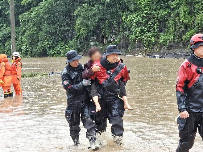 7월8일 경북 안동시 임동면 대곡리 한 마을이 집중호우로 침수된 가운데 소방 관계자가 침수된 마을에서 주민을 구조하고 있다. ⓒ 경북소방본부 제공