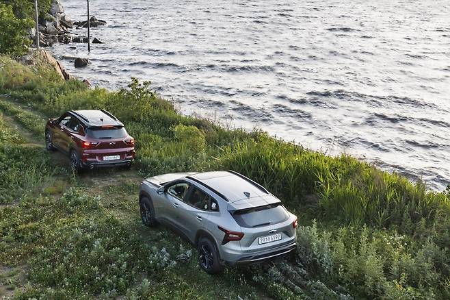 오프로드에 강한 정통 소형 SUV인 쉐보레 더 뉴트레일블레이저(왼쪽)와 쉐보레 트랙스 크로스오버가 오프로드를 주행하는 모습. 사진제공 ｜GM