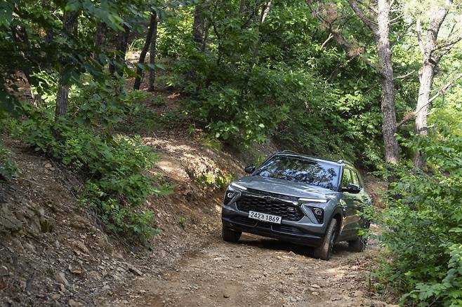 오프로드 코스를 주행하는 쉐보레 더 뉴 트레일블레이저. 사진제공 ｜GM