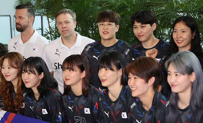 한국 여자핸드볼 대표팀이 8일 2차 유럽 전지훈련지로 출국하기 전 인천국제공항에서 기념 촬영을 하고 있다. 연합뉴스