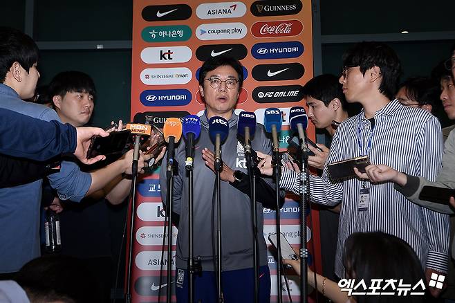 울산 서포터스 처용전사가 8일 사회관계망서비스(SNS)를 통해 성명을 내고 협회는 처용전사와 한국 축구 팬들의 요구를 무시한 채 해결 방법이나 비전을 제시하지 못하고 표류하다 결국 다시 'K리그 감독 돌려막기'라는 최악의 상황에 이르게 했다고 밝혔다. 대한축구협회는 7일 홍명보 울산HD 감독을 대한민국 축구 국가대표팀 감독으로 선임한다고 발표했다. 엑스포츠뉴스DB