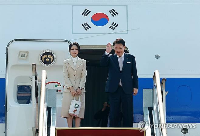 윤석열 대통령 부부, 중앙아시아 3개국 순방 출국 (성남=연합뉴스) 홍해인 기자 = 윤석열 대통령과 부인 김건희 여사가 10일 경기 성남 서울공항에서 투르크메니스탄, 우즈베키스탄, 카자흐스탄 등 중앙아시아 3개국 방문차 출국하며 전용기인 공군 1호기에 올라 인사하고 있다. 2024.6.10 hihong@yna.co.kr