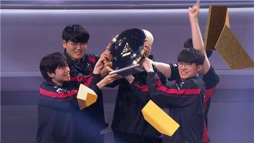 우승 트로피 들어올리는 T1 [아프리카TV EWC 2024 공식 중계 방송 캡처]