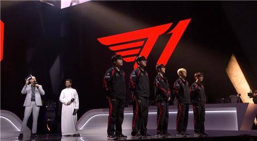 경기 시작 전 인사하는 T1 [아프리카TV EWC 2024 공식 중계 방송 캡처]