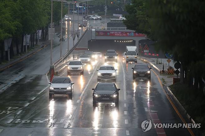 어두컴컴 (대전=연합뉴스) 이주형 기자 = 호우 특보가 발효된 7일 오전 대전 서구 도심이 아침 시간대임에도 불구하고 어두운 가운데, 차량이 전조등을 켠 채 이동하고 있다. 2024.7.7 coolee@yna.co.kr