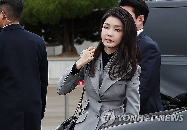 네덜란드 출국 위해 서울공항 도착한 김건희 여사 (성남=연합뉴스) 임헌정 기자 = 윤석열 대통령과 네덜란드를 국빈 방문하는 김건희 여사가 지난 2023년 12월 11일 경기 성남 서울공항에 도착해 이동하고 있다.