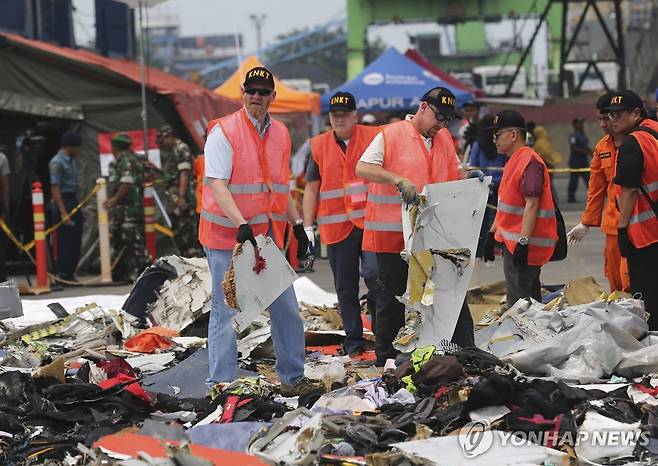 2018년 보잉 737 맥스 추락 현장을 조사하는 미국 당국  [AP 연합뉴스 자료사진]