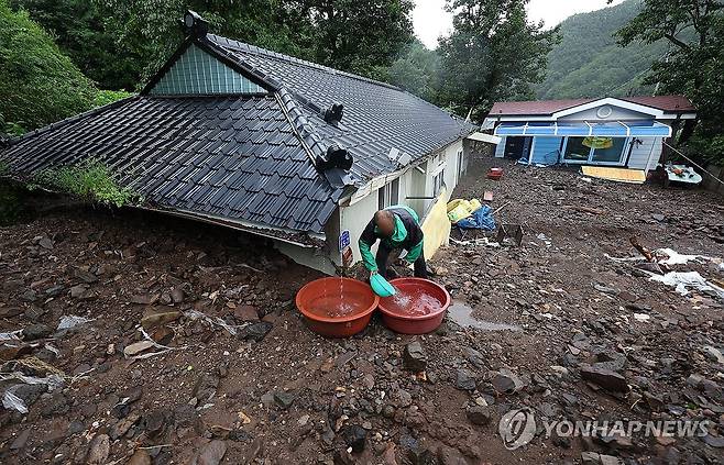 집중호우에 대피하는 주민 (영양=연합뉴스) 윤관식 기자 = 8일 오후 경북 영양군 입암면 금학리 한 마을이 집중호우 피해를 본 가운데 주민이 대피하고 있다. 2024.7.8 psik@yna.co.kr