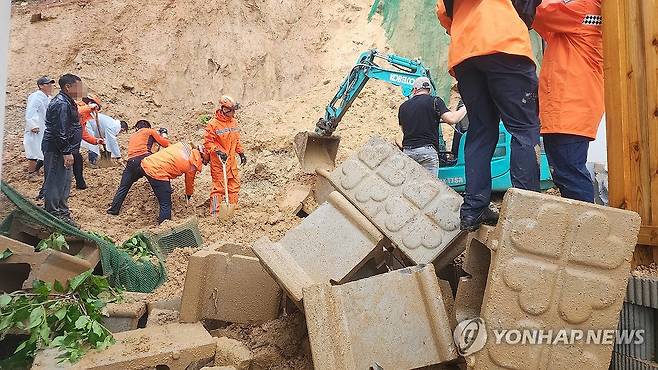 옥천서 축대 무너져 1명 사망 (옥천=연합뉴스) 호우경보가 발효 중인 8일 오전 산 비탈면 축대 붕괴로 토사가 흘러내린 충북 옥천군 옥천읍 한 주택에서 50대 남성이 실종됐다는 신고가 접수됐다. 소방당국은 11시간에 걸친 수색 끝에 숨진 A(57)씨를 발견했다. 2024.7.8 [옥천소방서 제공. 재판매 및 DB금지]