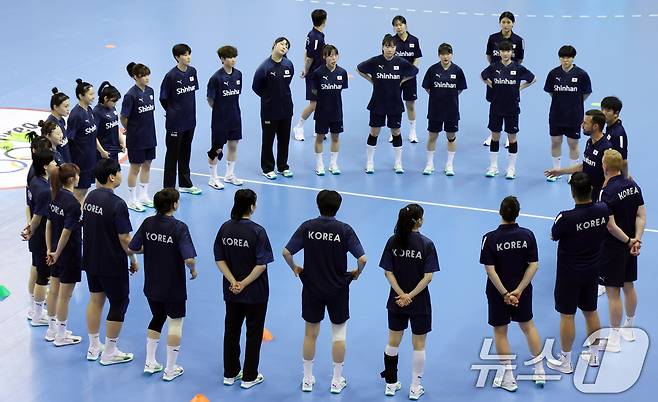 헨리크 시그넬(스웨덴) 대한민국 여자핸드볼 국가대표 감독과 선수들이 20일 충청북도 진천군 진천국가대표선수촌에서 훈련을 하고 있다. . 2024.5.20/뉴스1 ⓒ News1 김명섭 기자