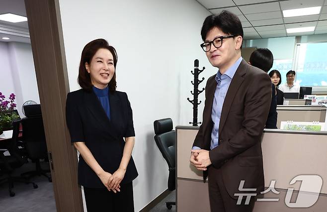국민의힘 당권주자인 한동훈 전 비상대책위원장이 지난 6월 26일 오전 서울 여의도 국회 의원회관 김민전 국민의힘 의원실에서 김 의원을 비롯한 국민의힘 사무처 당직자들과 인사하고 있다. 2024.6.26/뉴스1 ⓒ News1 김민지 기자