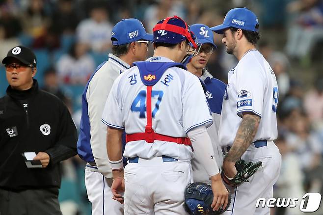 16일 오후 대구 삼성라이온즈파크에서 열린 프로야구 '2024 신한 SOL 뱅크 KBO리그' 두산 베어스와 삼성 라이온즈의 경기, 6회초 삼성 정민태 투수코치가 코너가 연속 볼넷을 허용한 코너를 격려하고 있다. 2024.4.16/뉴스1 ⓒ News1 공정식 기자