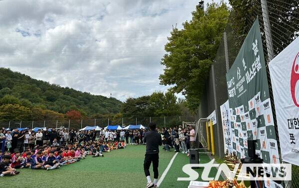최민규 회장(우측)이 유소년 대회장에서 토너먼트 운영방식 등에 대해 설명하고 있다/ 사진┃STN뉴스 DB.