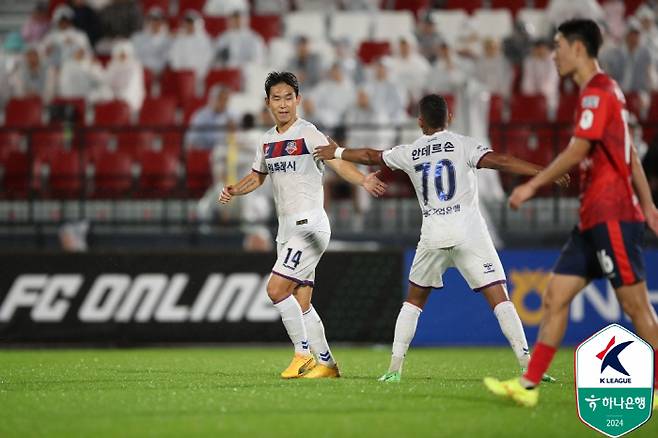 결승골을 합작한 안데르손과 윤빛가람. 사진제공=프로축구연맹