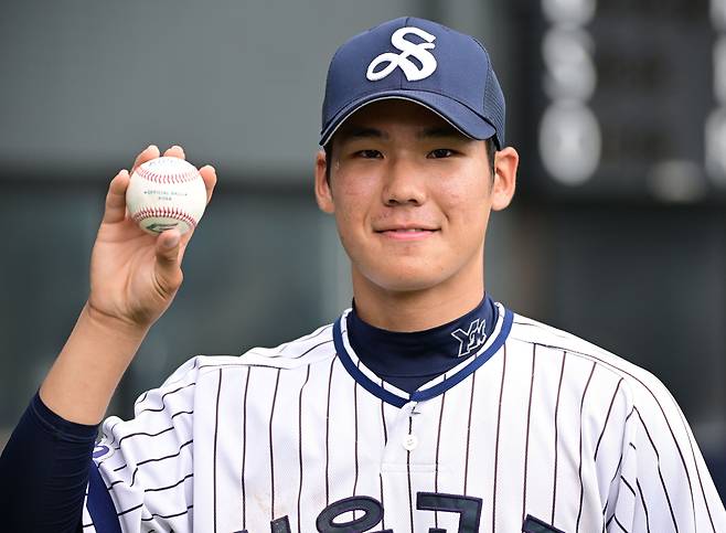 9일 서울 목동야구장에서 열린 제79회 청룡기 전국고교야구선수권대회 서울고와 한국마사고의 경기. 비거리 130m의 대형 홈런을 터트린 서울고 1학년 김지우가 기념구를 자랑스럽게 들어보이고 있다. /정재근 스포츠조선 기자