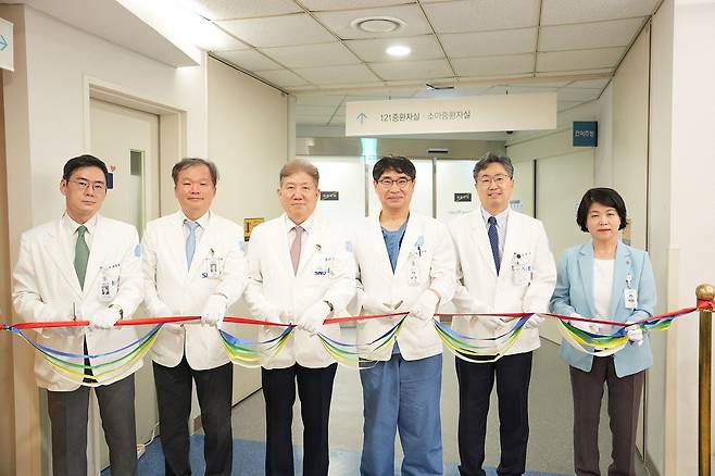 송정한 분당서울대병원장(왼쪽 세 번째)과 관계자들이 9일 분당서울대병원 소아중환자실 개소식에 참여했다. /분당서울대병원