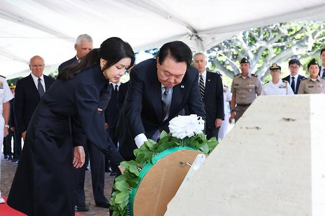 윤석열 대통령과 부인 김건희 여사가 8일(현지시각) 미국 하와이 국립 태평양 기념묘지에 헌화하고 있다. ⓒ뉴시스